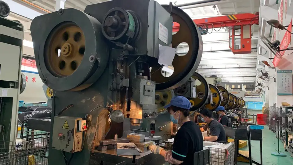Trabajadores de la fábrica de ruedas en el trabajo